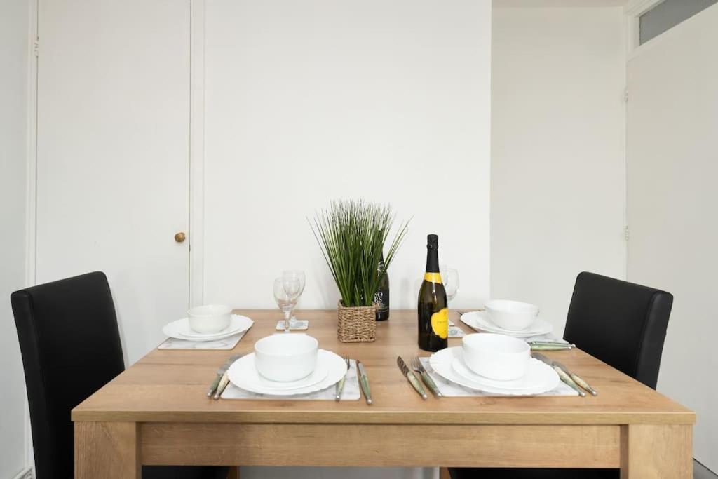 Idyllic Stylish With Fast Speed Broadband & Free Parking London