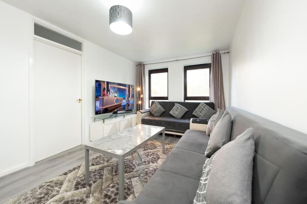 Idyllic Stylish With Fast Speed Broadband & Free Parking Apartment