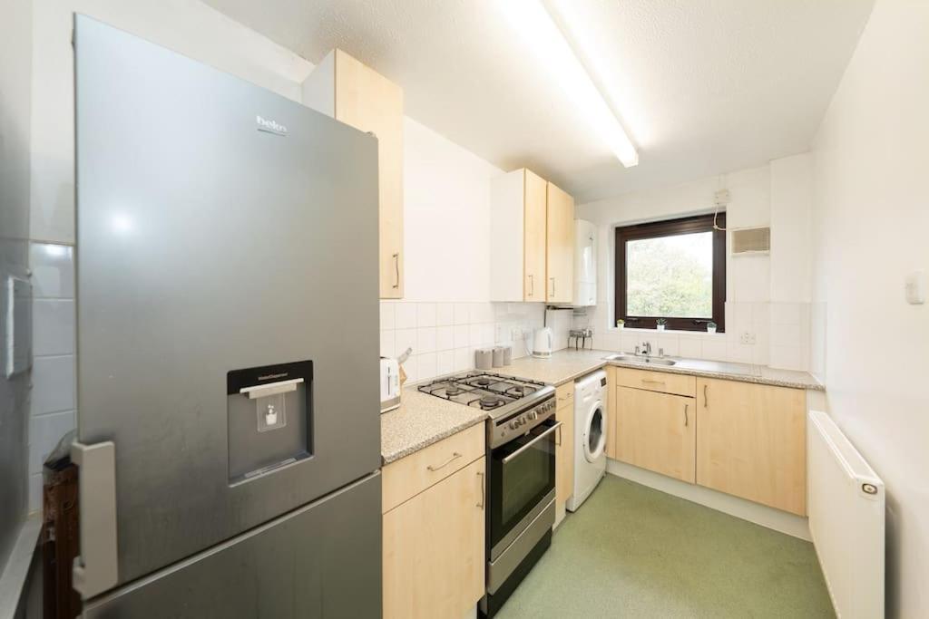 Idyllic Stylish With Fast Speed Broadband & Free Parking Apartment