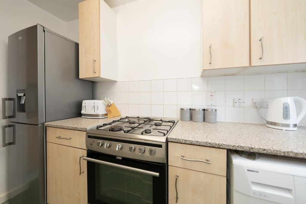 Idyllic Stylish With Fast Speed Broadband & Free Parking Apartment London