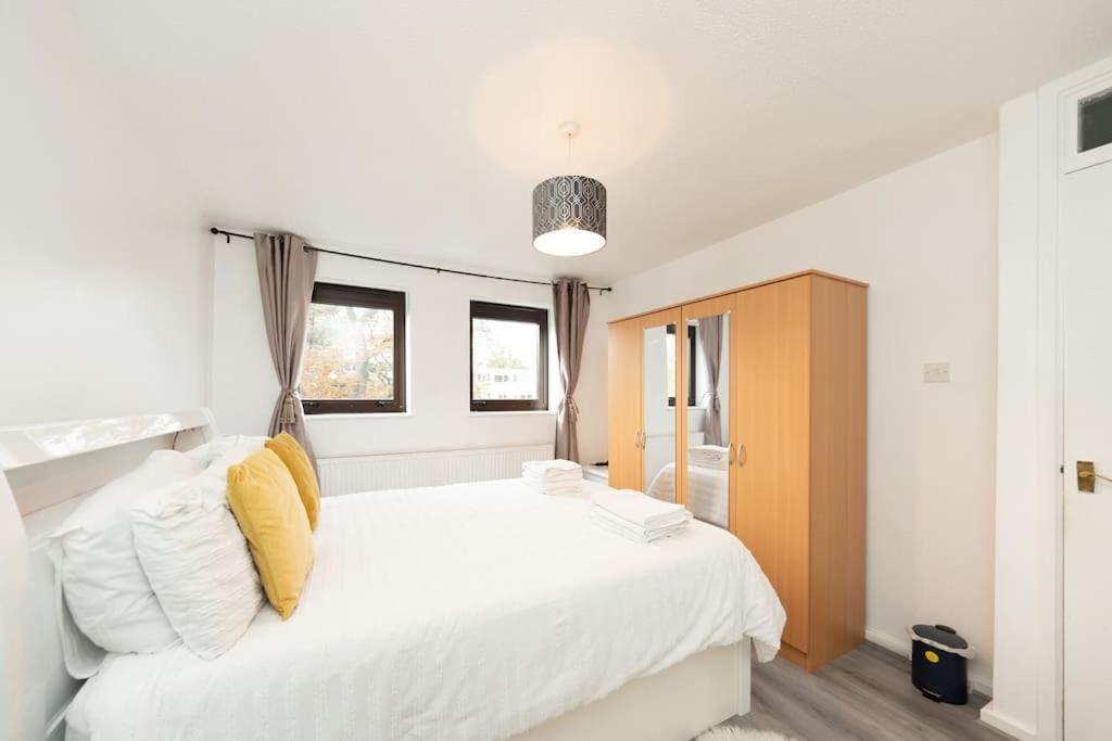 Idyllic Stylish With Fast Speed Broadband & Free Parking London
