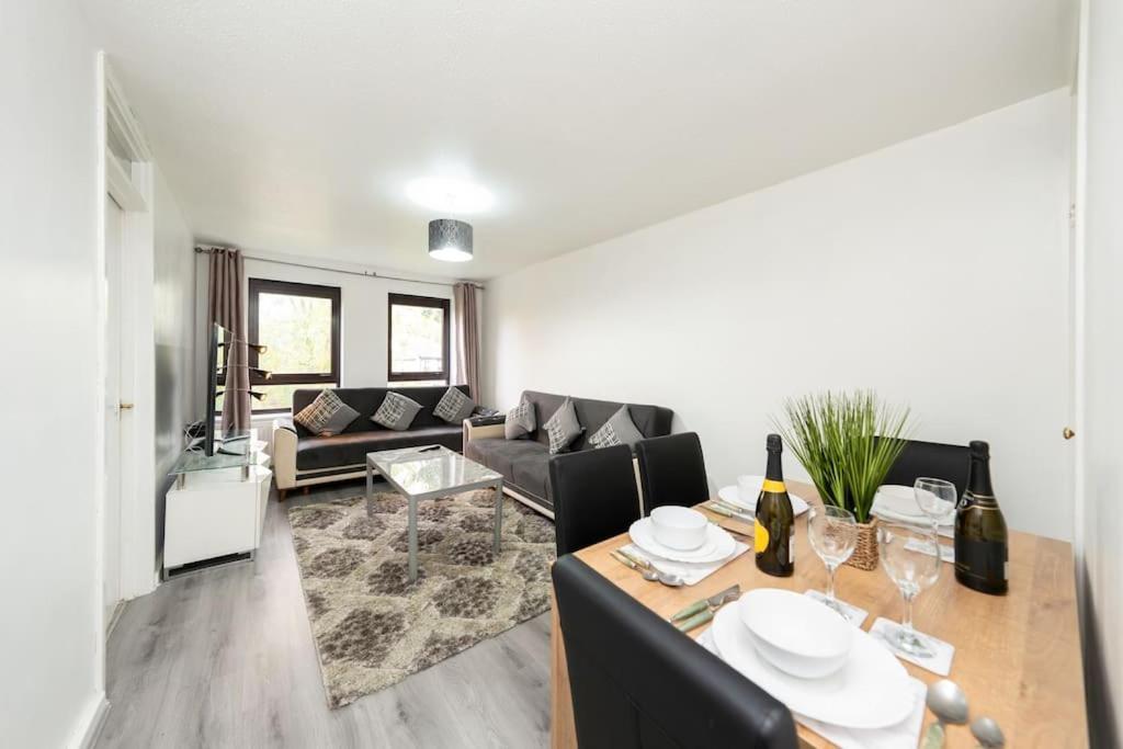 Idyllic Stylish With Fast Speed Broadband & Free Parking * London