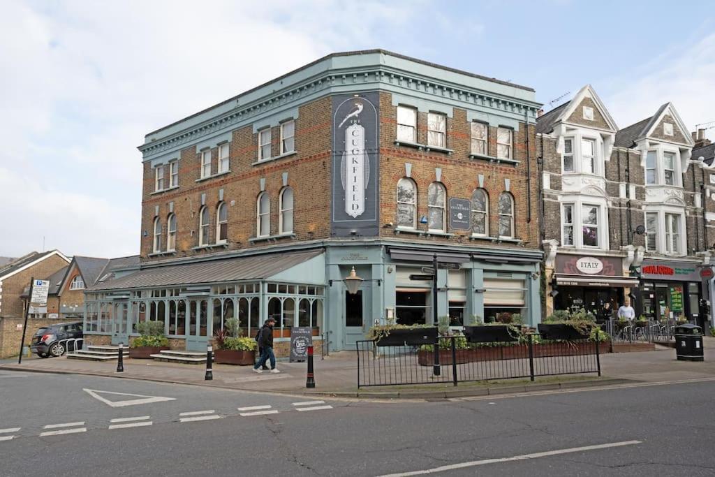 Idyllic Stylish With Fast Speed Broadband & Free Parking Apartment