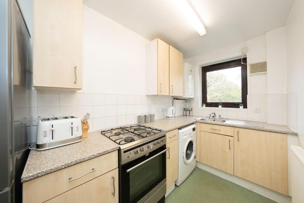 Idyllic Stylish With Fast Speed Broadband & Free Parking Apartment *
