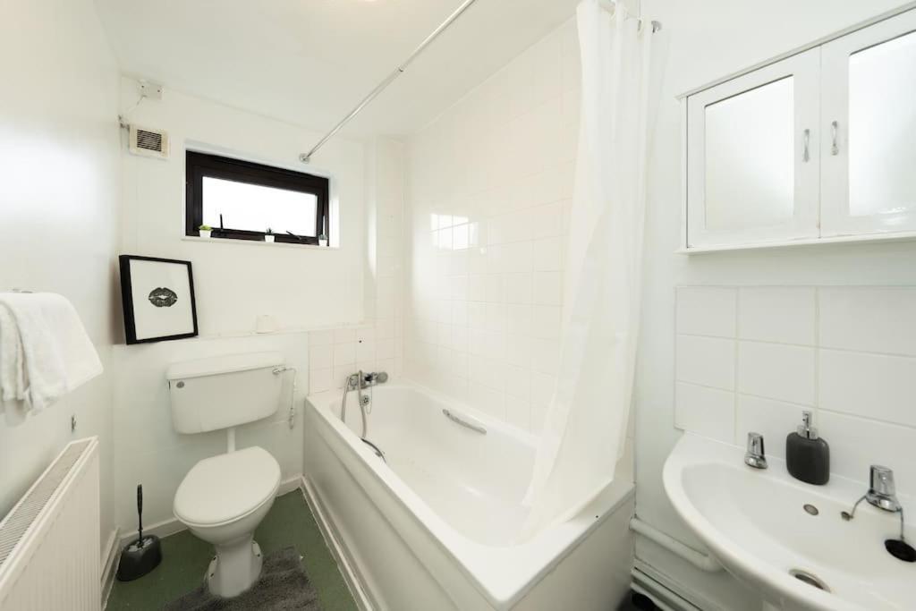 Idyllic Stylish With Fast Speed Broadband & Free Parking Apartment London