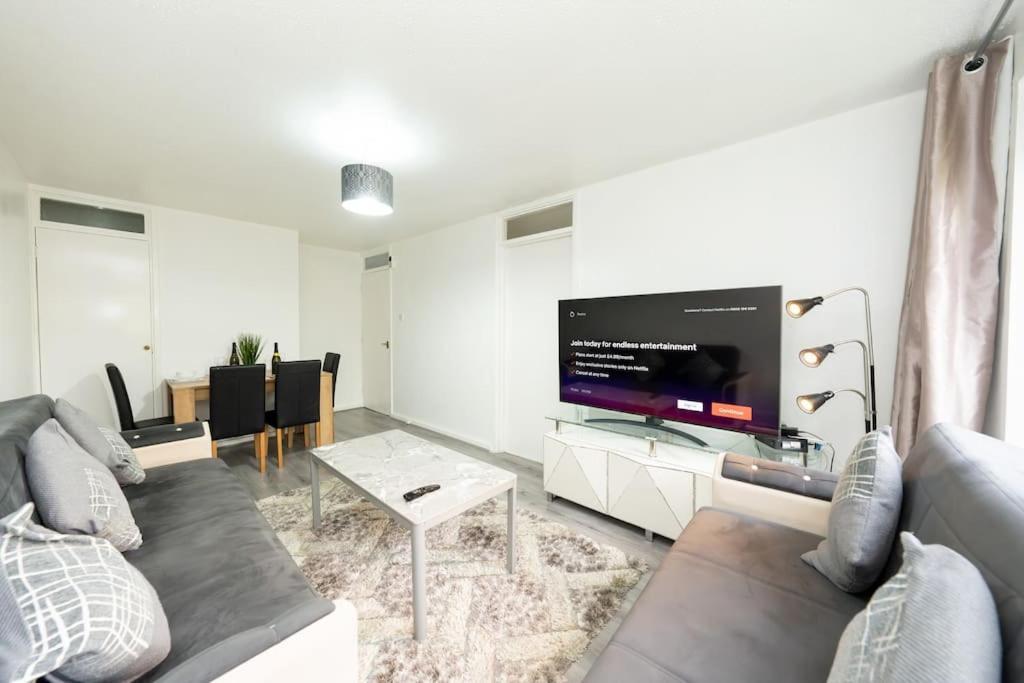 Idyllic Stylish With Fast Speed Broadband & Free Parking Apartment London