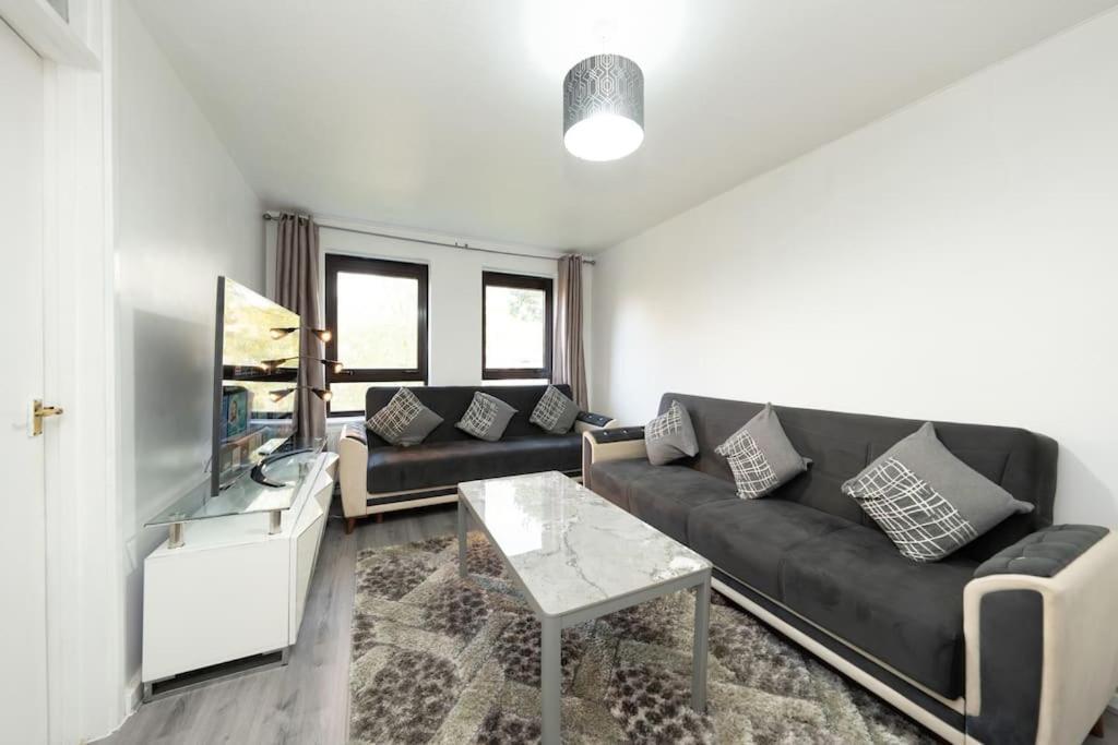 Apartment Serviced With Fast Speed Broadband & Free Parking
